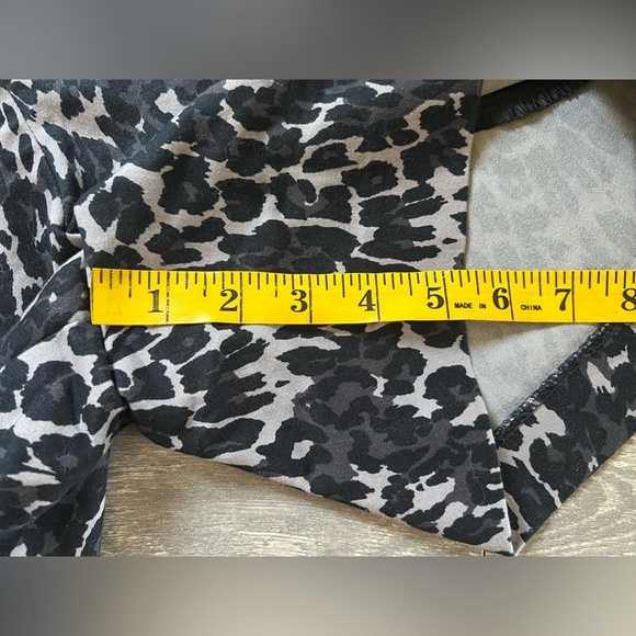 Isaac Mizrahi Distressed Leopard Print Structured Shorts in Black & Gray Size 12 - Picture 5 of 13